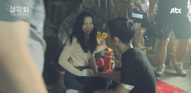 丁海寅|登上热搜!《雪降花》Jisoo、丁海寅浪漫顶楼咖啡吻,花絮大公开