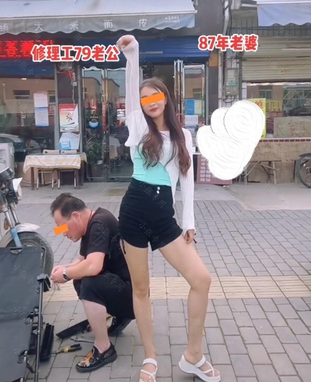43岁男子在路边摆摊,35岁妻子在其身旁跳舞,网友:我输在哪了