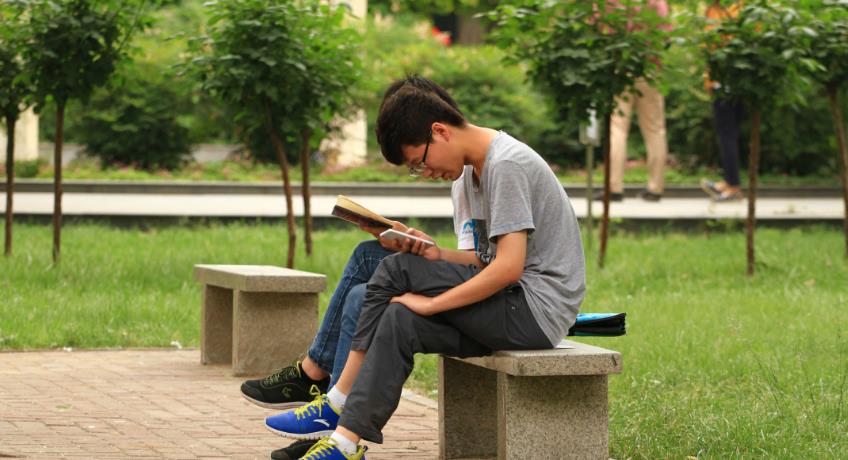 |211大学“招聘条件”上热搜,月薪4000要求博士毕业,本科生更惨