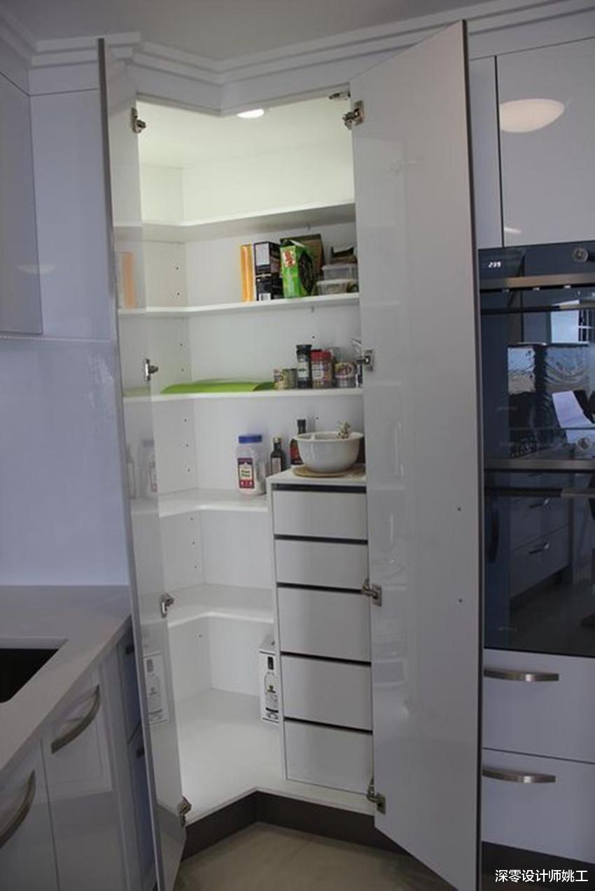 自从看见她家厨房,我也把厨房拐角利用起来了,打个储物间收纳翻倍