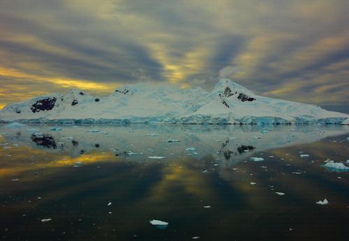 南极不冻湖未解之谜：有人认为冰层下有可能存在外星人的秘密基地