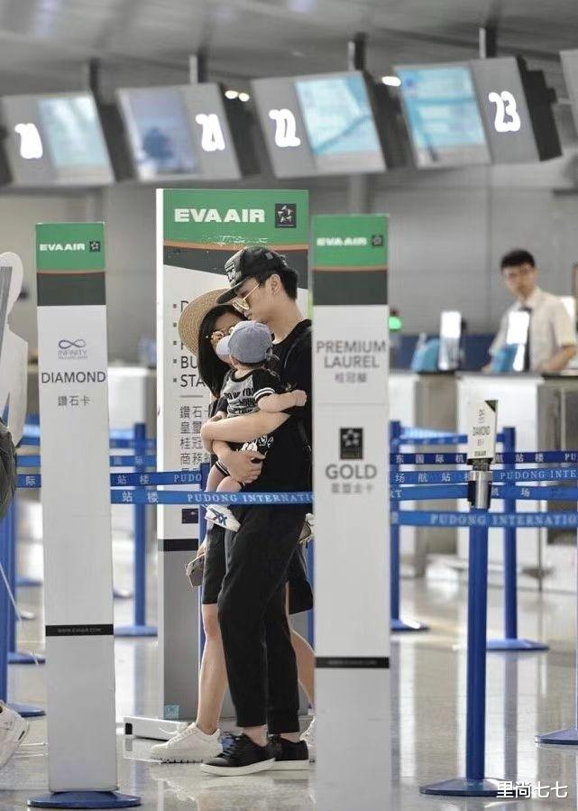 陈妍希|陈晓真会宠老婆！一家三口同框他当奶爸，陈妍希少女打扮像小姑娘