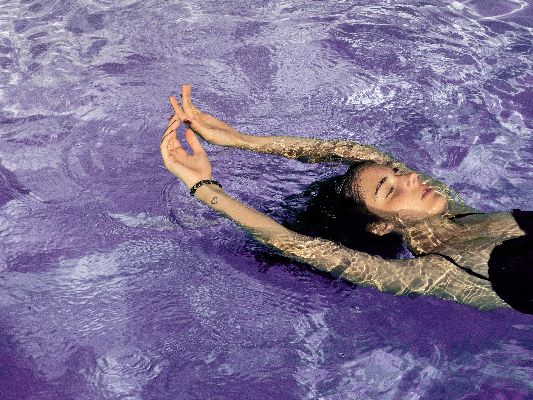 如果你不慎溺水,会经历什么?该如何自救?