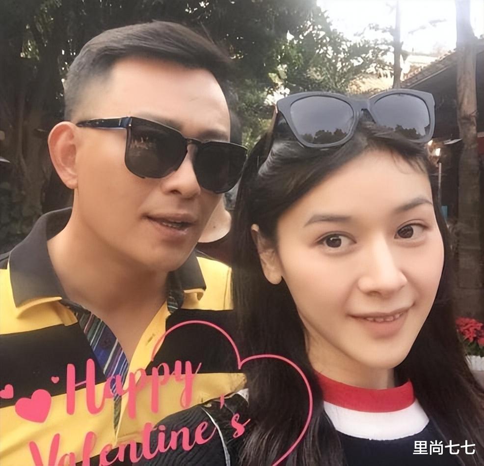 黄海冰|黄海冰怎么老成这样！身材发福发际线更抢眼，同框小娇妻像女儿