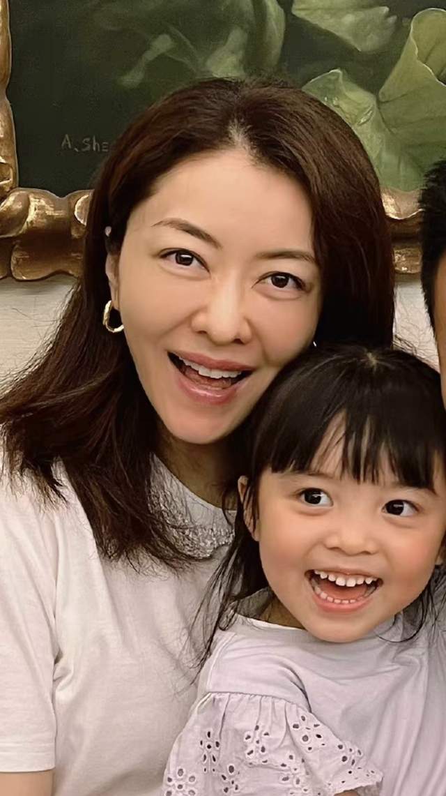 陈岚|41岁熊黛林为富豪老公庆生，家中内景显简陋，双胞胎女儿像极爸爸