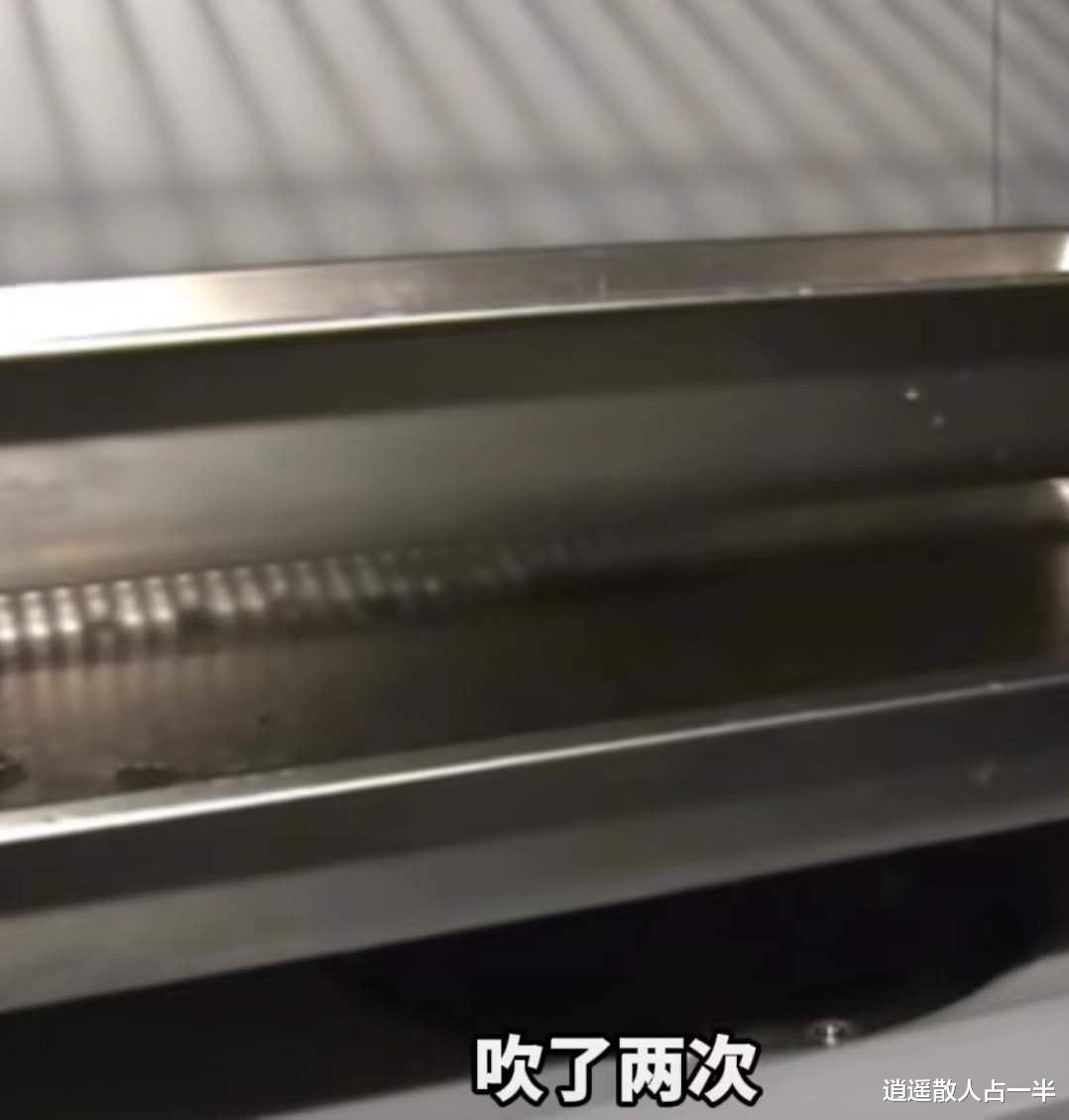 江苏男子为女顾客修理电器,男子吹了两口后!女子:口水怎么办