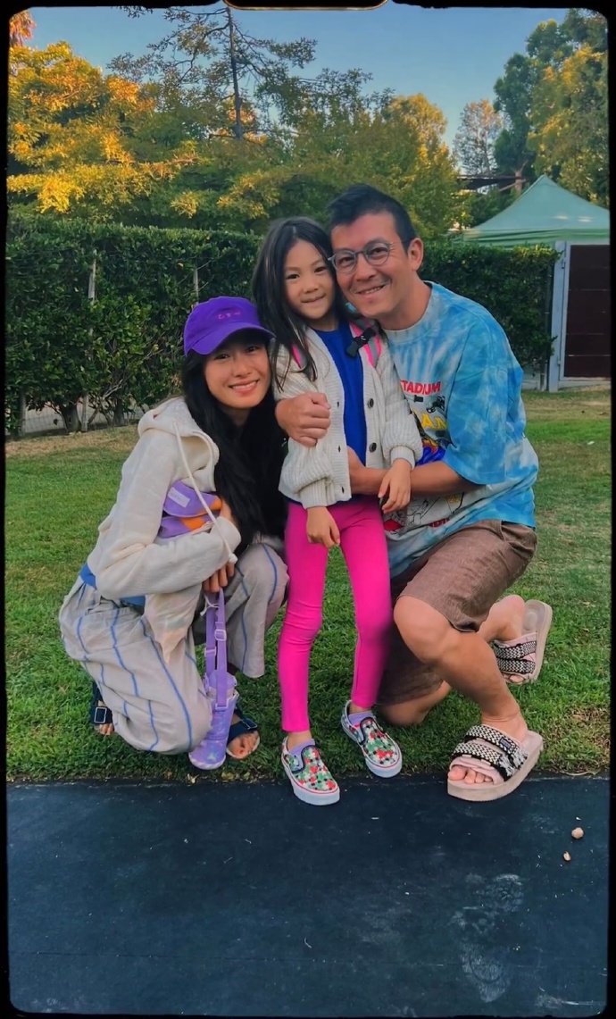 陈冠希|陈冠希晒全家广告大片,一手抱妻子一手抱女儿,一家三口又酷又飒