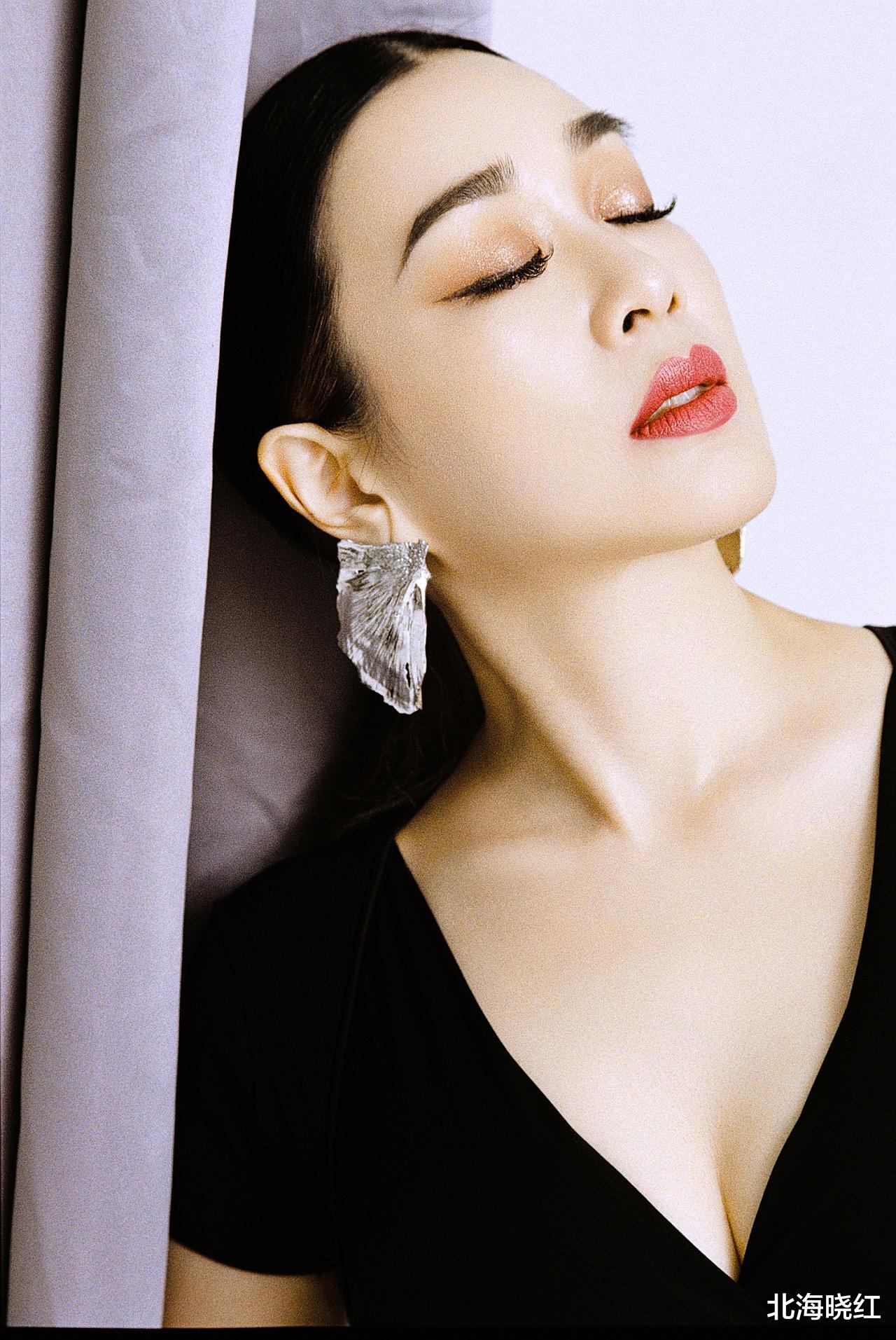 辣妹|差距甚大!知名港圈女神被曝内地小县城商演,穿珠光短裙卖力演唱