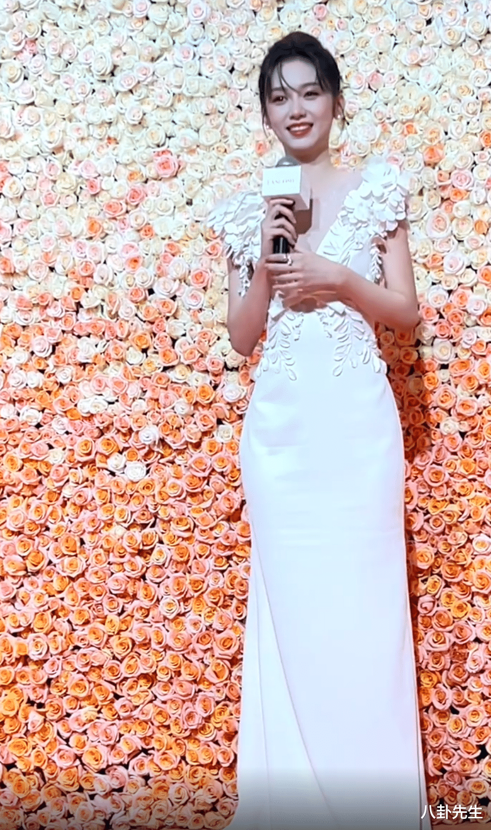 倪妮|17位女星同场比美：倪妮穿得像广场舞阿姨，赵今麦打扮成熟略违和