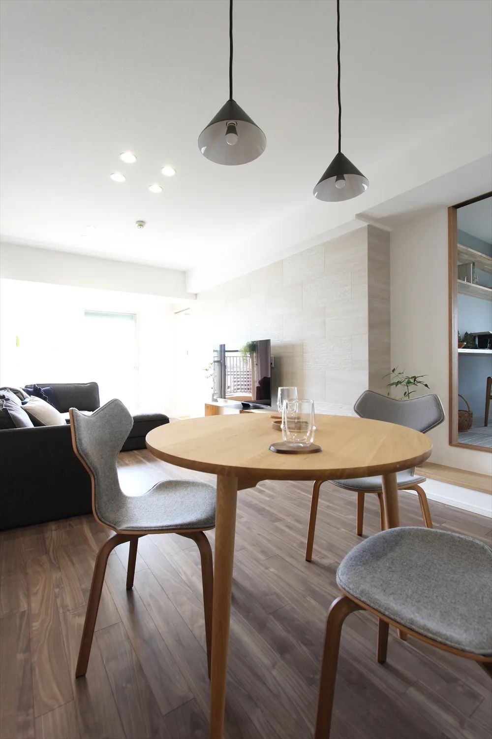 从玄关到卫生间，多处的收纳柜设计，87㎡做出了120㎡的效果