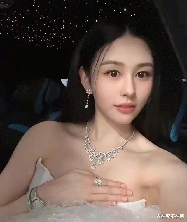 邱淑贞女儿很会打扮，礼裙“露肩不露腿”，配百万项链清纯又贵气