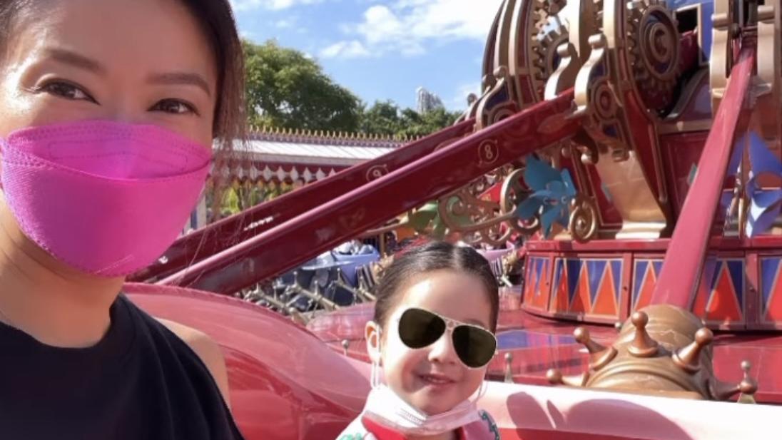 谢婷婷|谢婷婷低调回香港探亲，母女游玩迪士尼，3岁女儿初到香港很开心