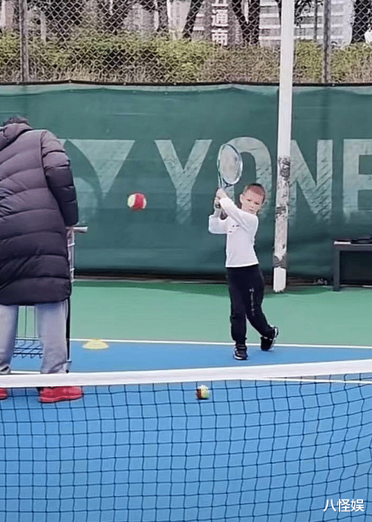 谢杏芳|林丹逛公园热情与网友打招呼，在老婆面前却是一副大男人做派