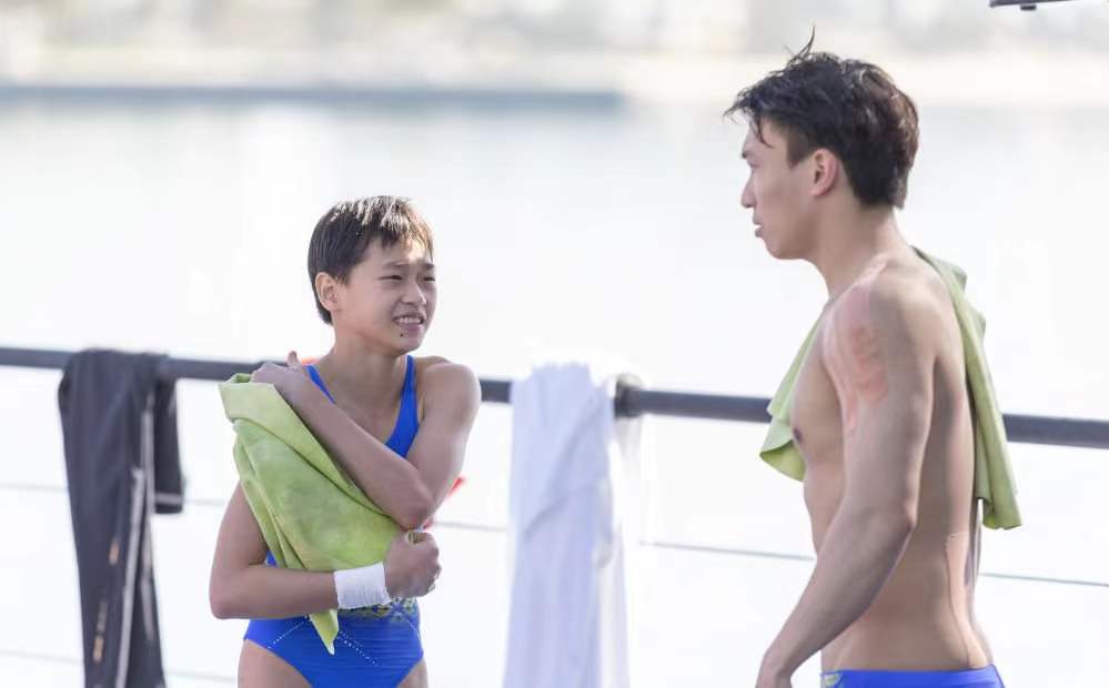 包菜 大变样！全红婵新发型亮相，豁口刘海抢镜，手背现小伤口引发关心