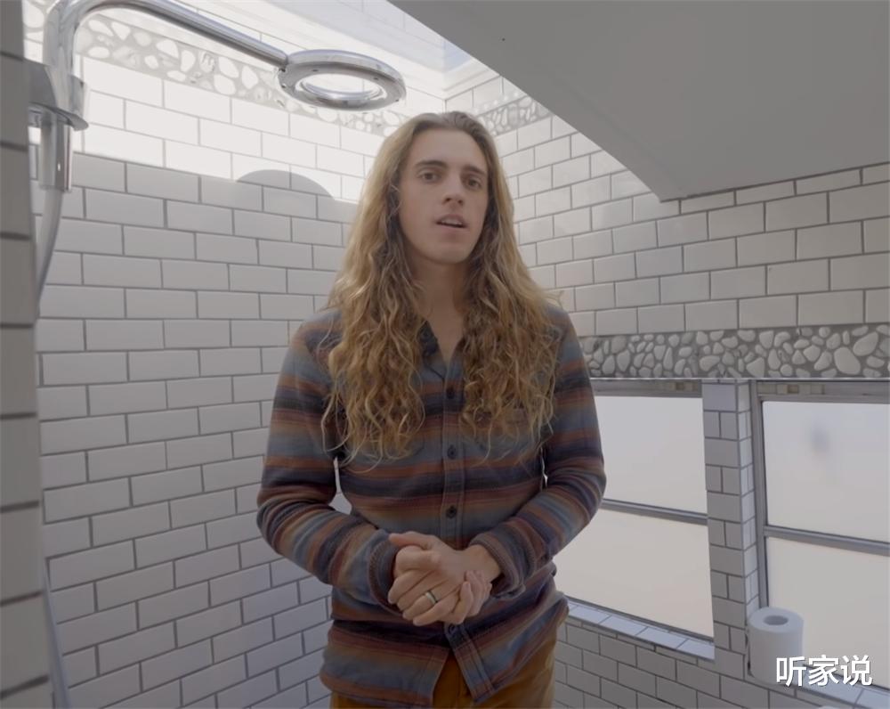 小夫妻在“螺蛳壳里做道场”:旧校车变24㎡蜗居,半平米都不浪费