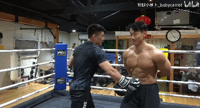 运动员|健美冠军挑战UFC运动员，被按在地上摩擦...
