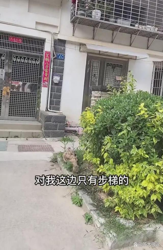 女孩接单3箱水送上5楼,求取消被拒,男客户:取消优惠券就没了!
