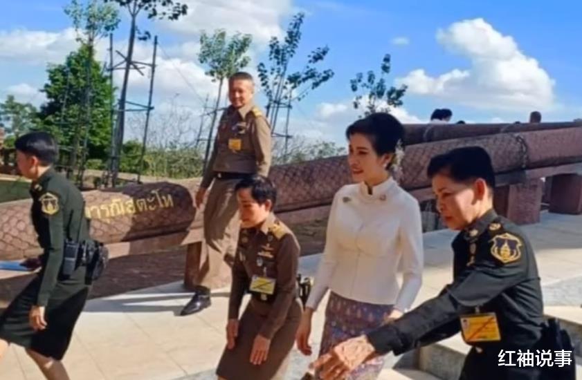 诗妮娜|70岁泰王终于气消了，跟诗妮娜破镜重圆，王室办公室晒情侣海报