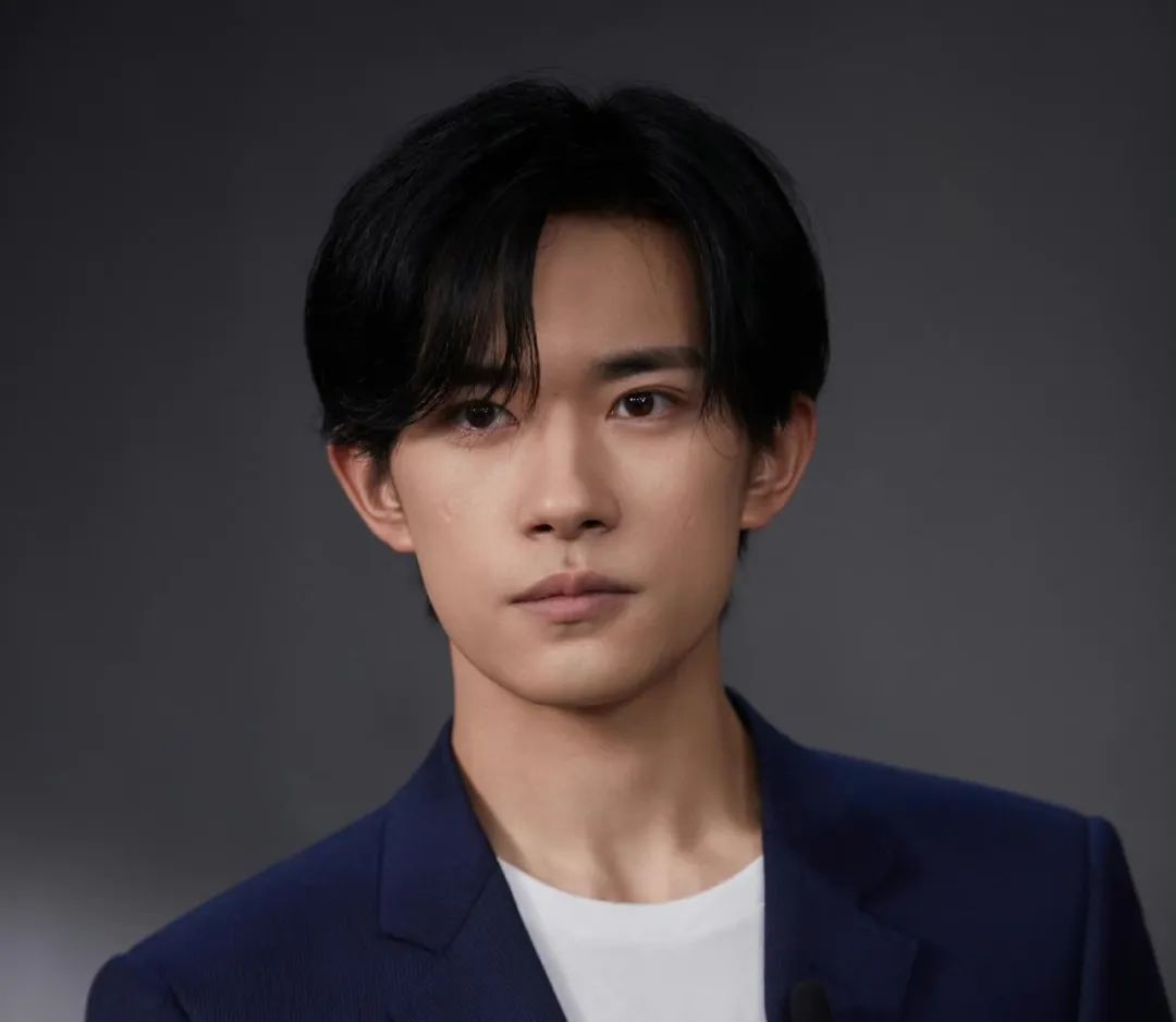 易烊千玺|易烊千玺的事情迎来转机，官媒参与讨论