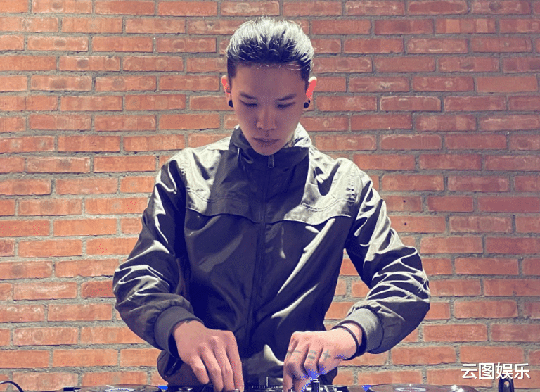 廖启智|廖启智遗作上映众星现身支持,61岁妻子罕露面,满头白发但精神好