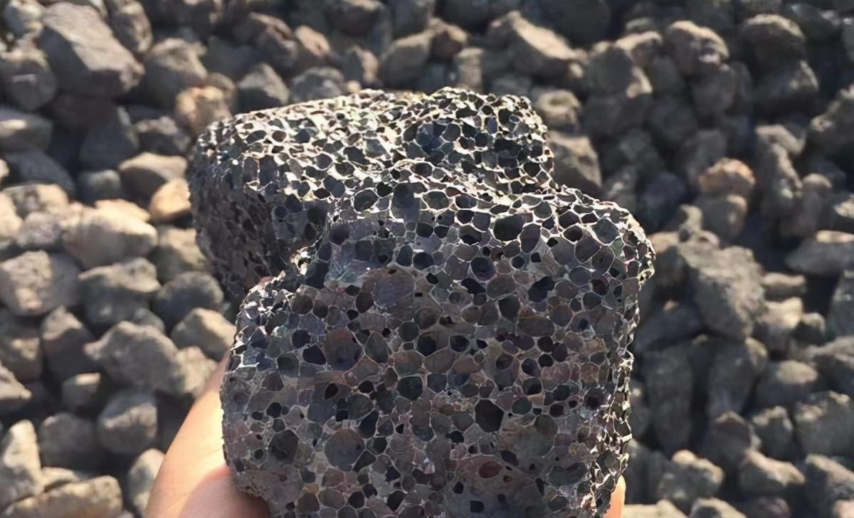 汤加火山爆发后,周边海域现怪事,中国卫星发现,石头浮在海面上