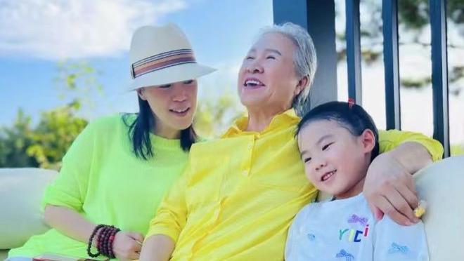 王楠|王楠坑娃欺负人，安排女儿拎重物，笑笑气急大吼，蹲在地上真可怜