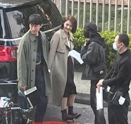 高圆圆|高圆圆越来越好看，产后复出拍戏女神范十足，风衣高跟鞋是亮点