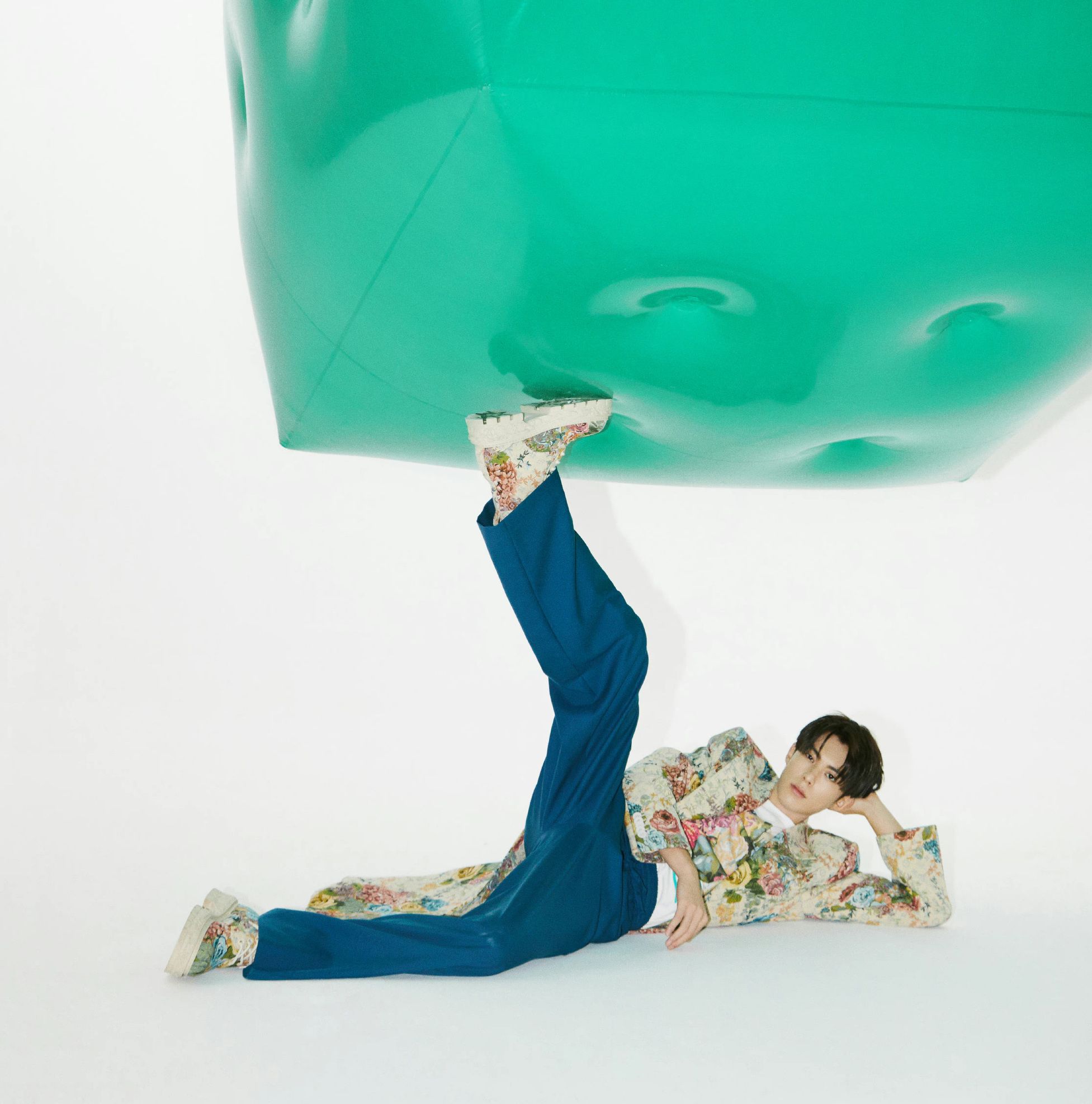 短发 王鹤棣一出场就惊艳了！梳中分发型帅气十足，举手投足好洋气