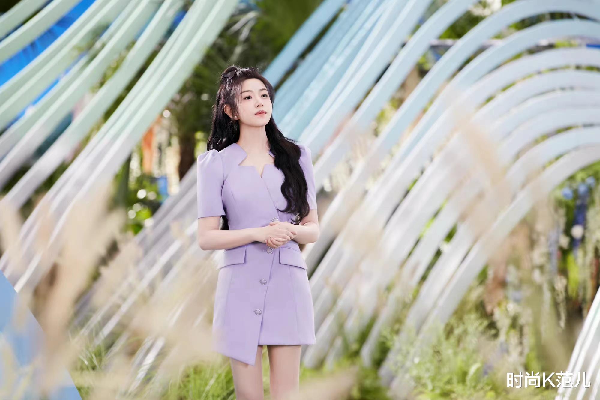 女孩 陈妍希登台献唱,穿香芋紫不规则西装裙,半扎马尾气质减龄!