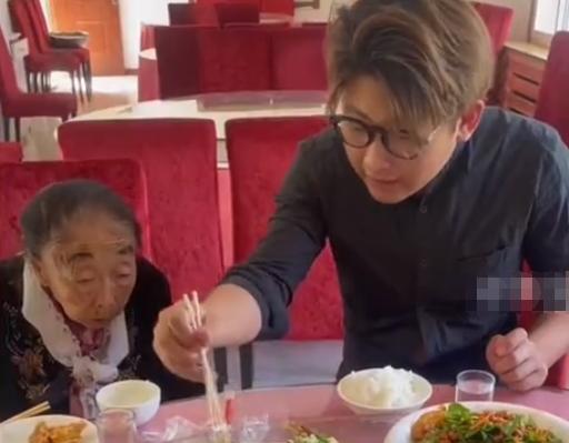 化妆品 马玉琴被当摇钱树，仿香妃涂口红吃鸡蛋，一细节暴露身体状况