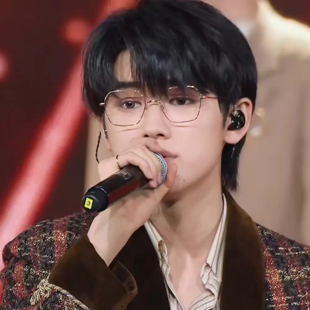 宋亚轩|比起沈腾的包袱，关晓彤的美腿，宋亚轩这次真的“惊到”我了