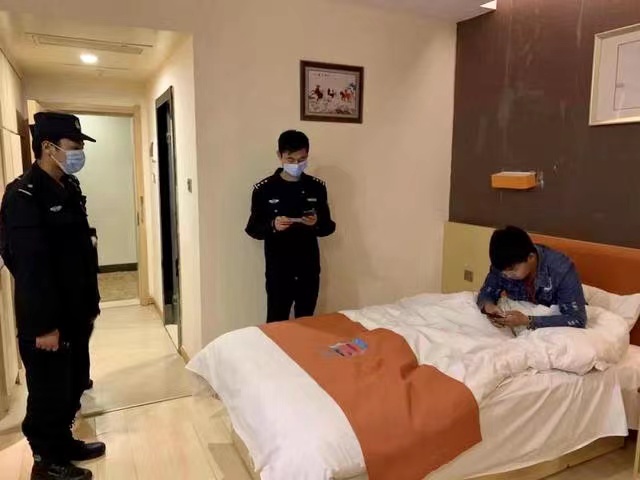 2016年,妙龄美女嫁给陕西老光棍,却从不出门,村民发现其中的问题