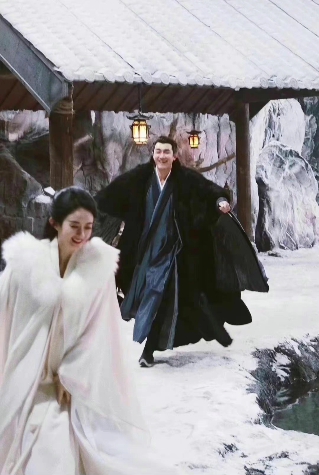 赵丽颖|赵丽颖林更新私下聚餐:颖宝戴小红帽笑得好甜,林更新换了新发型