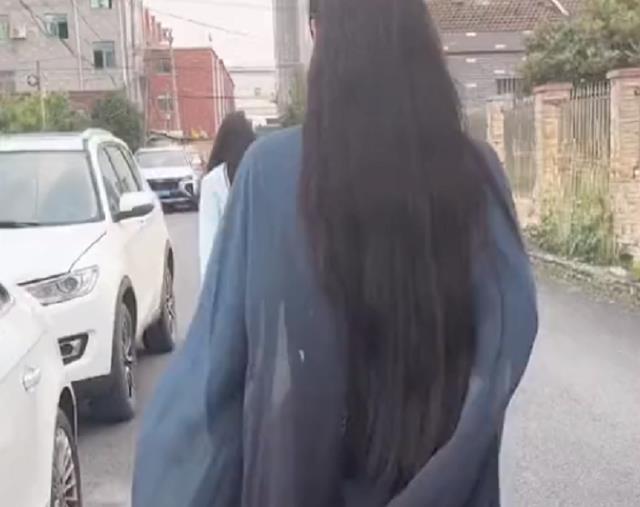浙江一小伙穿汉服做核酸,排队女生反应亮了,网友:注意表情管理