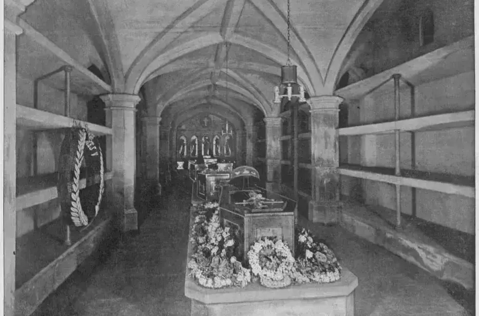 |埋葬英女王的教堂，地下是空的吗