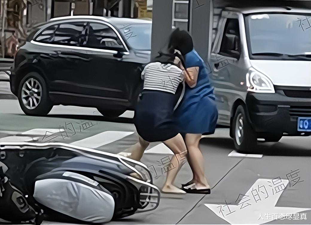 男子带小三兜风被抓现行,两名女子战况惨烈,他却扔下摩托车就跑