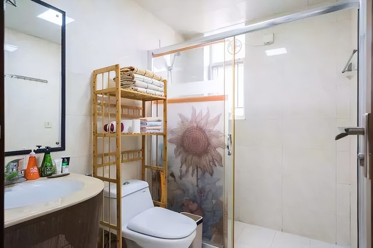 卫生间面积有限,一定要利用好每一个角落,马桶上方也别浪费