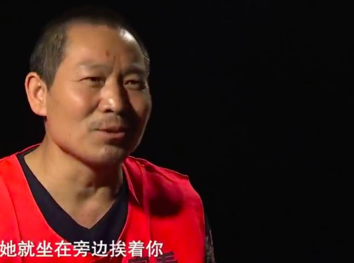 云南一男子自杀,妻子葬礼上哭晕,父亲却悄悄报警,为啥?
