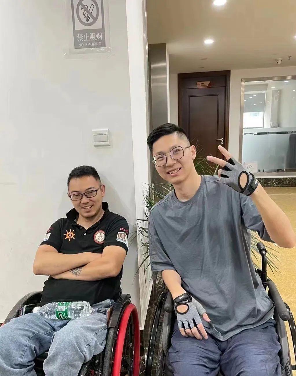 椒江90后的年轻人,在后座睡着了,醒来的时候,已经躺在了医院里