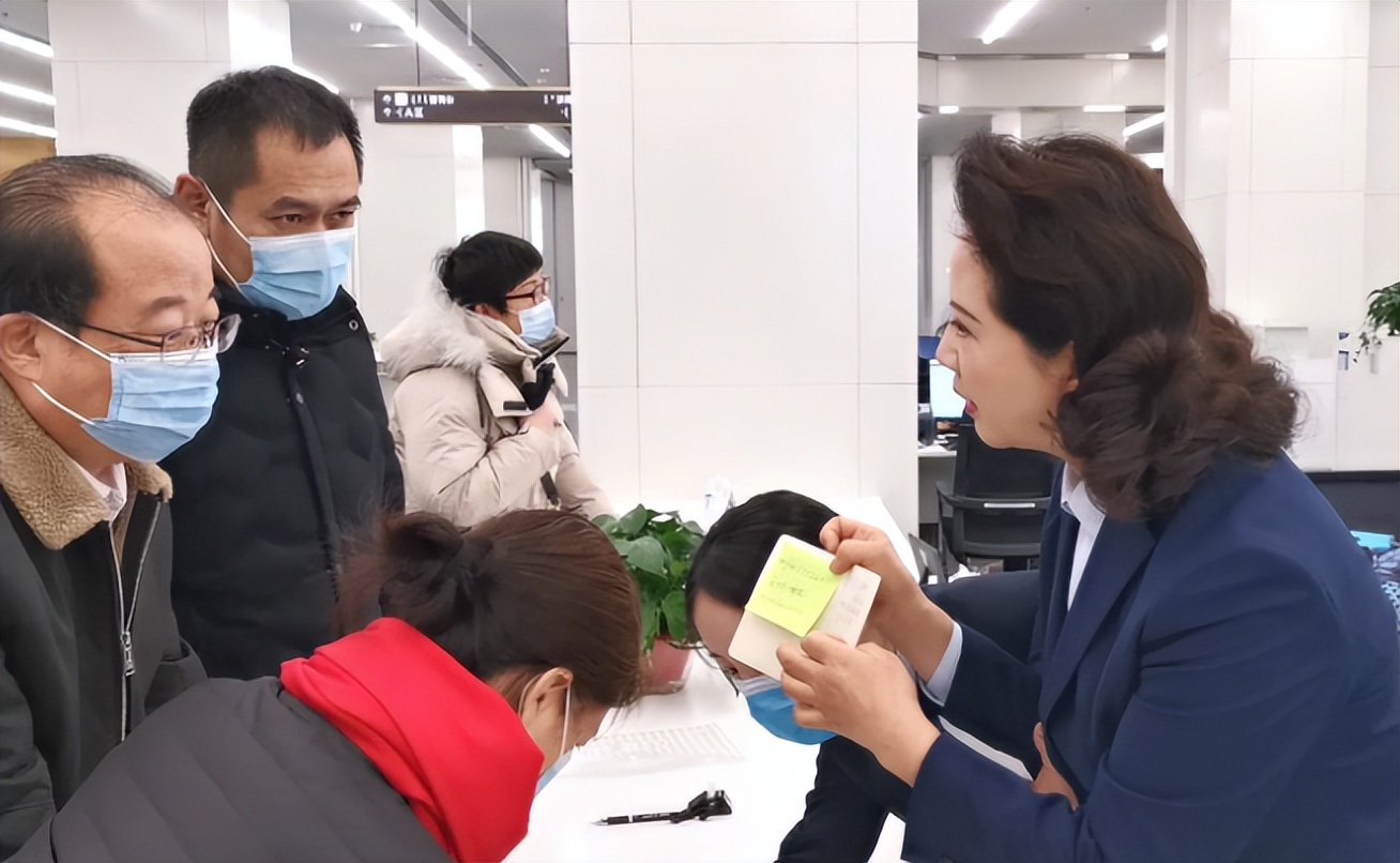 李少莉|“耳钉姐”李少莉低调回岗，头发扎起尽显干练，调查结果不言而喻