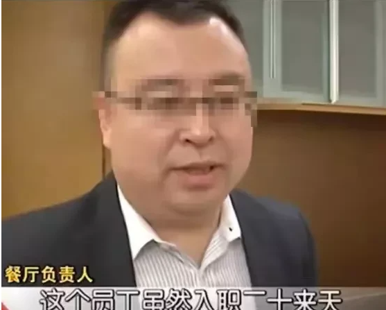 陕西,西安。强先生去吃饭,自带了两瓶茅台酒,期间服务生在调包真酒时被抓个正着
