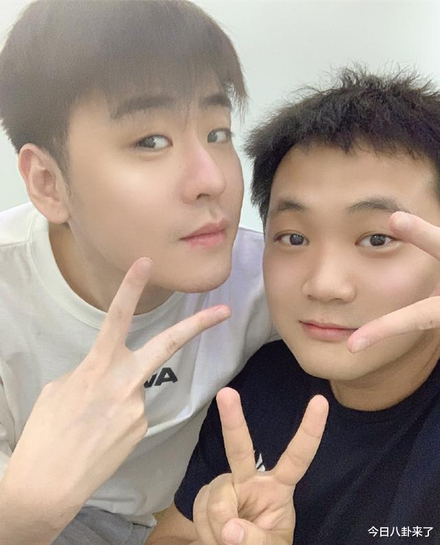 张云雷|德云社张云雷助理晒照，看到新鲜的辫哥哥，粉丝：二爷最近真给力