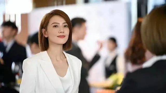 短发 被高圆圆新剧发型圈粉，“一刀切短发”减龄显脸小，气质也太好了