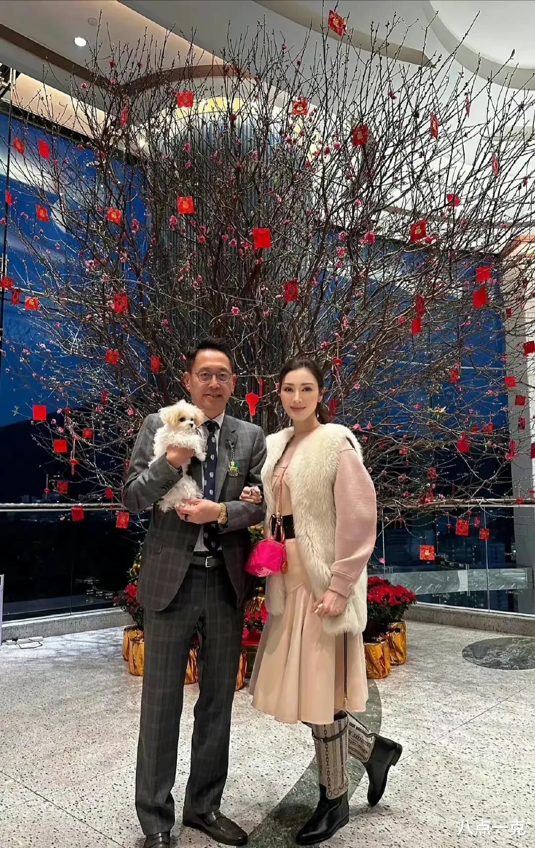 李嘉欣|52岁李嘉欣晒出夫妻甜蜜合照，颜值抗打气质出众，衣品却惨遭吐槽