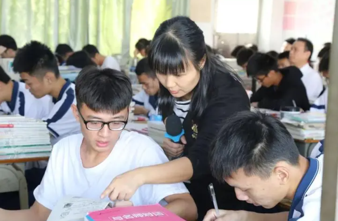 大学生|许多大学生找不到工作,毕业后在家啃老而不自知,还怪父母不理解