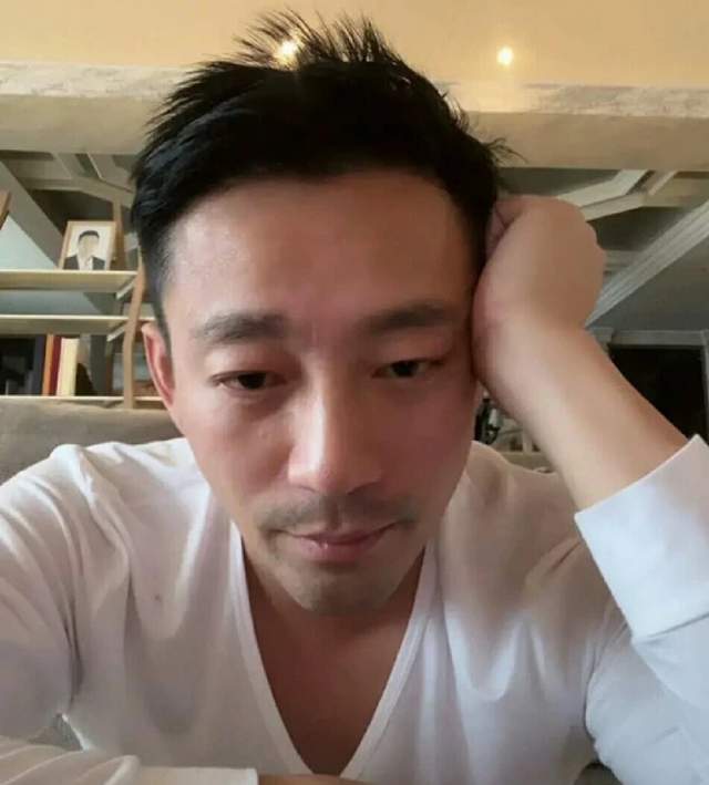 汪小菲|汪小菲酒店嗨玩画面曝光，被美女贴身包围灌酒，美女们穿着清凉