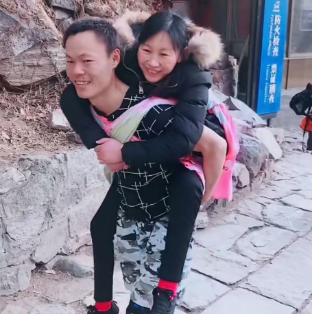 山东女孩翻墙私奔摔成瘫痪,父母不愿养她,男友不离不弃照顾14年