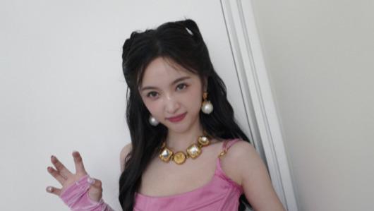 吴宣仪|吴宣仪被记者拍到独自一人搬运行李，没带助理走路很潇洒