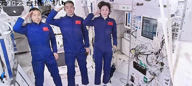航天员出征前,拎的小箱子是干什么用的?为何不集成到航天服里?