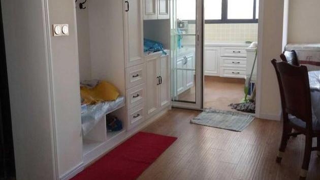 不顾家人反对，老公将电视柜留空20公分，入住后邻居纷纷模仿！